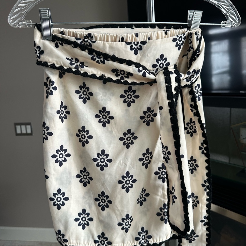 Floral Print Cream and Black Skort